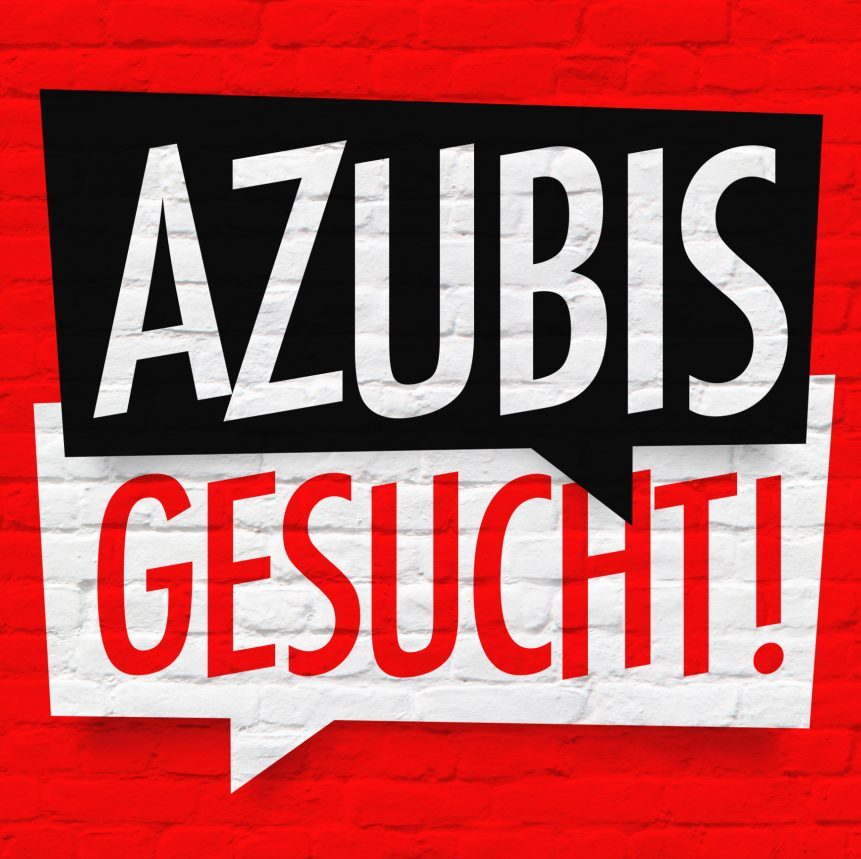 Rote Ziegelwand auf der eine schwarze und eine weiße Sprechblase zu sehen sind. In der schwarzen steht das Wort Azubis und in der weißen das Wort gesucht.